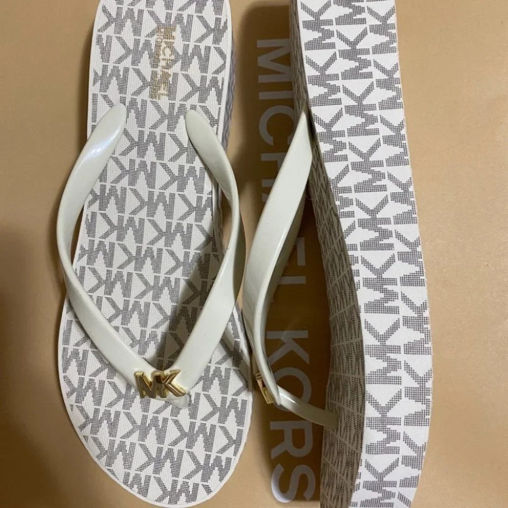 Michael Kors Flip Flop slipper  -Vanilla - Picture 6 of 13